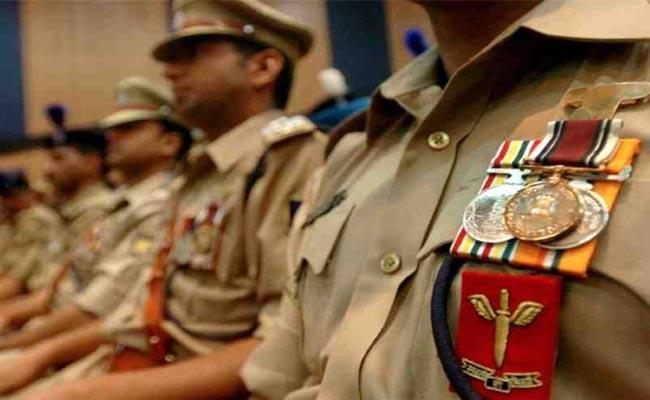 తెలంగాణకు 14 .. ఏపీకి 16 పోలీసు మెడల్స్‌