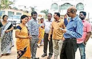 గద్దపోతారంలో ఫిర్యాదు చేస్తున్న మహిళలు