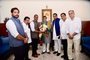 ఢిల్లీలో కేంద్ర ఉపరితల రవాణాశాఖ మంత్రి నితిన్ గడ్కరీతో సమావేశమైన మంత్రి కోమటిరెడ్డి వెంకట్ రెడ్డి