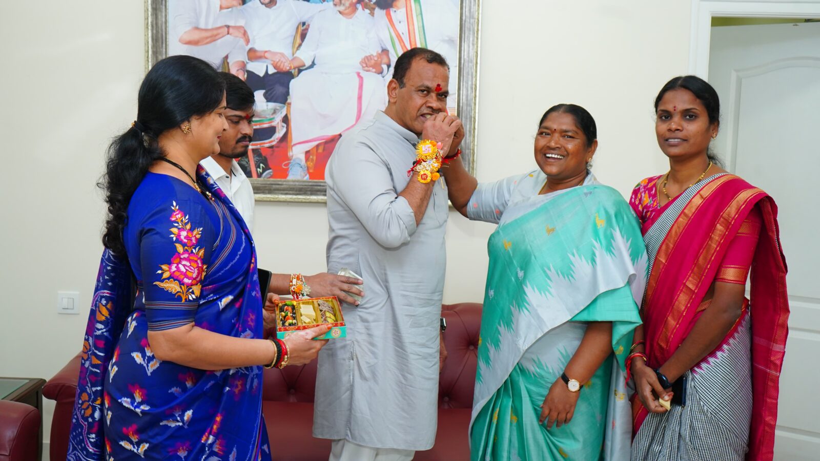మంత్రి కోమటి రెడ్డి వెంకట్ రెడ్డికి రాఖీ కట్టిన మంత్రి సీతక్క