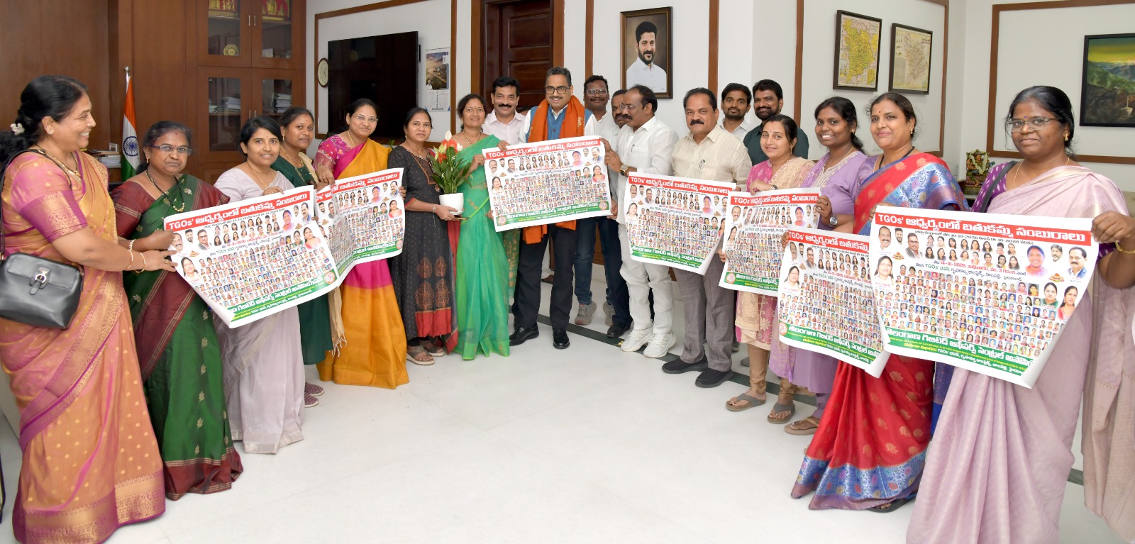 టీ.జీ.ఓ. మహిళా విభాగం బతుకమ్మ పోస్టర్‌ను ఆవిష్కరించిన ముఖ్య కార్యదర్శి సంజయ్ జాజు
